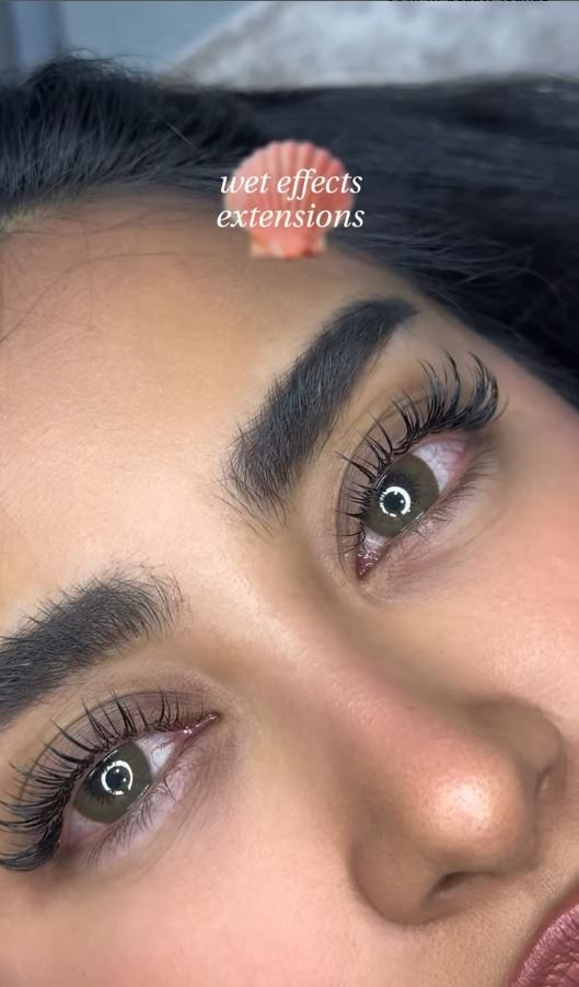 Wet-effect lash extensions